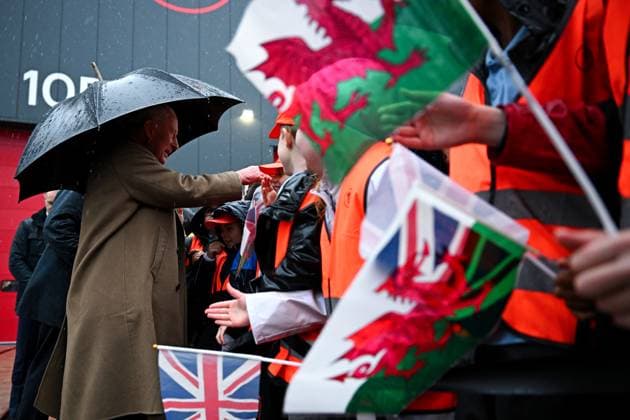 King Charles III Marks His 77th Birthday In South Wales TAFF S WELL, WALES - NOVEMBER 14: King Charles III departs in the rain greeted by well-wishers after his official opening of the South Wales Metro Depot at Taff s Well Transport Depot on November 14, 2025 in Taff s Well, Wales. King Charles III and Queen Camilla are undertaking a series of engagements in South Wales today, as the monarch celebrates his 77th birthday., Credit:Finnbarr Webster Avalon United Kingdom, Wales, Taff s Well  Copyright: xFinnbarrxWebsterx xAvalonx 1052417904