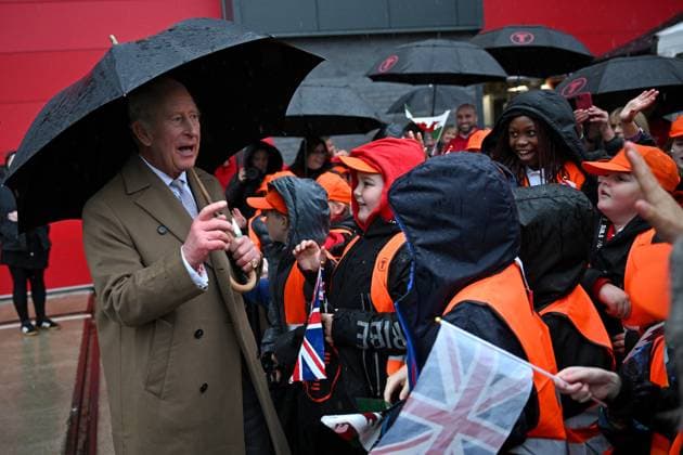 King Charles III Marks His 77th Birthday In South Wales TAFF S WELL, WALES - NOVEMBER 14: King Charles III departs in the rain greeted by well-wishers after his official opening of the South Wales Metro Depot at Taff s Well Transport Depot on November 14, 2025 in Taff s Well, Wales. King Charles III and Queen Camilla are undertaking a series of engagements in South Wales today, as the monarch celebrates his 77th birthday., Credit:Finnbarr Webster Avalon United Kingdom, Wales, Taff s Well  Copyright: xFinnbarrxWebsterx xAvalonx 1052417917