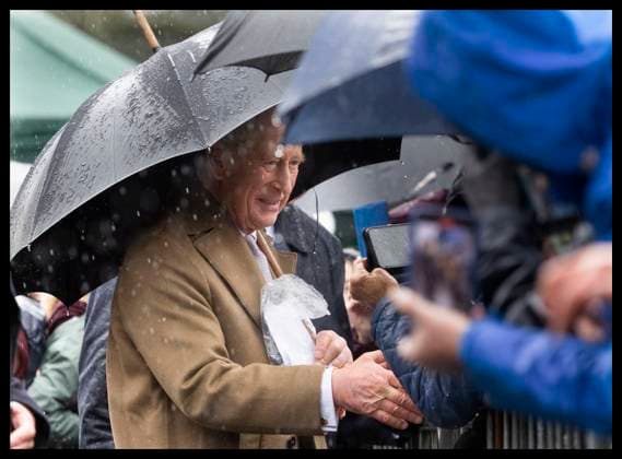 . 14 11 2025. Merthyr Tydfil, United Kingdom. King Charles III battles with the elements as Storm Claudia hits during his visit to Cyfarthfa Castle in Merthyr Tydfil, South Wales, United Kingdom, as he celebrated his 77th birthday.  xStephenxLockx xi-Imagesx IIM-26374-0039
