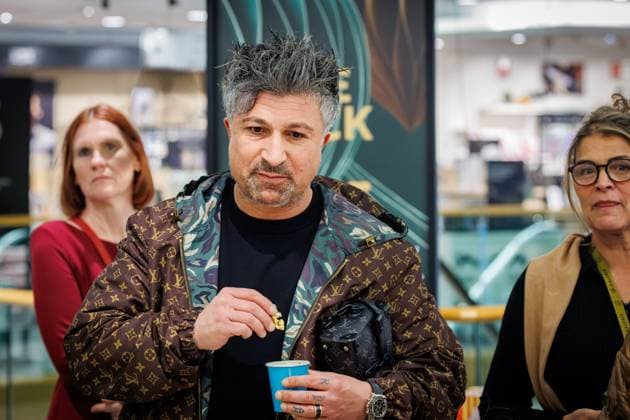 14 11 2025 Düsseldorf Opening of this years Charity Forest in the Galeria store on the Kö Presenter Jana Ina Zarrella will welcome Mayor Hinkel, RTL presenter Michael Begasse and Fortuna legend Oliver Fink on stage here Lotto millionaire Kürsat Yildirim alias Chico also came by to donate Düsseldorf Galeria