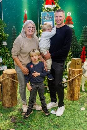 14 11 2025 Düsseldorf Opening of this years Charity Forest in the Galeria store on the Kö Presenter Jana Ina Zarrella will welcome Mayor Hinkel, RTL presenter Michael Begasse and Fortuna legends player Oliver Fink on stage here Fortuna legends player Oliver Fink r with his mother Anit