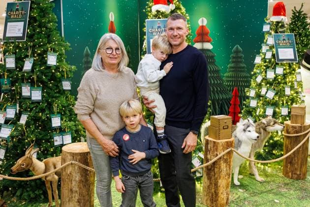 14 11 2025 Düsseldorf Opening of this years Charity Forest in the Galeria store on the Kö Presenter Jana Ina Zarrella will welcome Mayor Hinkel, RTL presenter Michael Begasse and Fortuna legends player Oliver Fink on stage here Fortuna legends player Oliver Fink r with his mother Anit