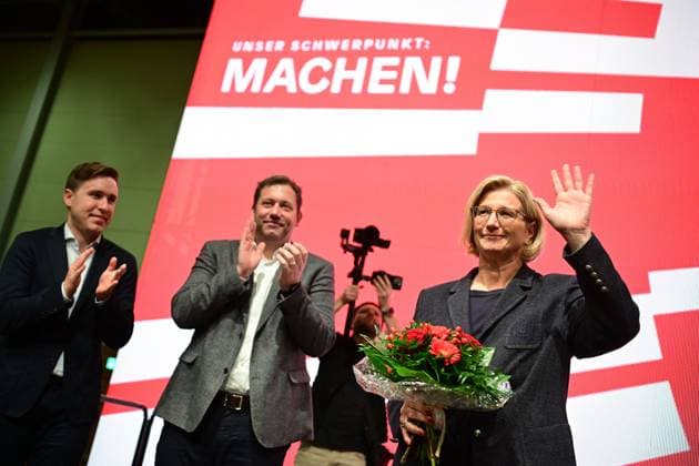 Saarlands Minister-President Anke Rehlinger SPD is unanimously confirmed as state chairwoman of the Saar SPD with her own abstention at the SPD state party conference in Niederwürzbach on Friday 14 11 2025 in the presence of Federal Minister of Finance Lars Klingbeil bub