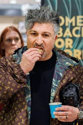 Kürsat Chico Yildirim at the opening of the Charity Forest in the Galeria Düsseldorf Königsallee Düsseldorf, 14 11 2025 Foto:xO.xLangelx xFuturexImagex galeria_5101