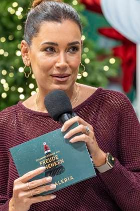 Jana Ina Zarrella at the opening of the Charity Forest in the Galeria Düsseldorf Königsallee Düsseldorf, 14 11 2025 Foto:xO.xLangelx xFuturexImagex galeria_5110