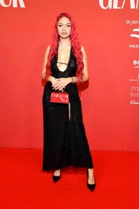 abb GlamourWomen Badmomzjay as a guest on the red carpet at the 3 GLAMOUR WOMEN OF THE YEAR AWARD at The Ritz Carlton Hotel Berlin on 14 11 2025 in Berlin Berlin Germany