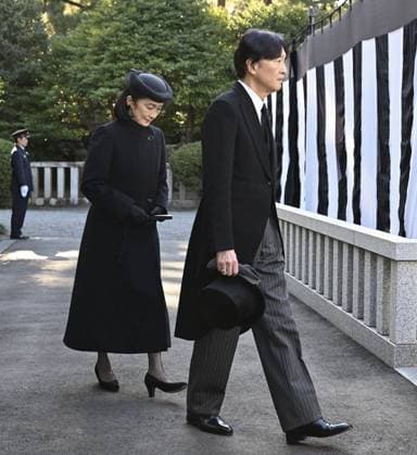 1st anniversary of Princess Yuriko s death Japanese Crown Prince Fumihito and Crown Princess Kiko are seen on their way to offer prayers for the late Princess Yuriko at Toshimagoka Cemetery for the imperial family in Tokyo on Nov. 15, 2025, in a ceremony marking the first anniversary of her death. (Pool photo)  A14AA0005037924P