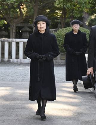 1st anniversary of Princess Yuriko s death Japanese Princess Akiko (foreground) and her sister, Princess Yoko, are seen on their way to offer prayers for their grandmother, the late Princess Yuriko, at Toshimagoka Cemetery for the imperial family in Tokyo on Nov. 15, 2025, in a ceremony marking the first anniversary of her death. (Pool photo)  A14AA0005037925P