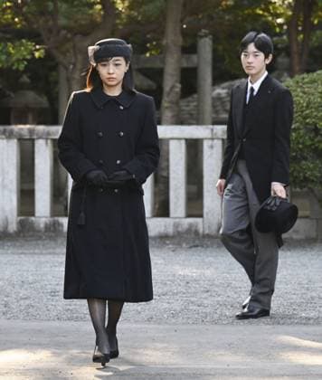 1st anniversary of Princess Yuriko s death Japanese Princess Kako (foreground) and her brother, Prince Hisahito, are seen on their way to offer prayers for the late Princess Yuriko at Toshimagoka Cemetery for the imperial family in Tokyo on Nov. 15, 2025, in a ceremony marking the first anniversary of her death. (Pool photo)  A14AA0005037926P