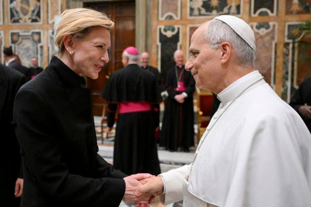 ITALY - POPE LEO XIV DURING A SPECIAL AUDIENCE WITH THE WORLD OF CINEMA AT THE APOSTOLIC PALACE AT THE VATICAN - 2025 11 15 Italy, Rome, Vatican, 2025 11 15. Pope Leo XIV greets Cate Blanchett during a special audience with the World of Cinema, at the Apostolic Palace, Vatican City. The Pope received a delegation of international actors, filmmakers and scriptwriters to deepen the dialogue between the Church and the world of cinema EDITORIAL USE ONLY - NO BOOKS Copyright: xVATICANxMEDIAx