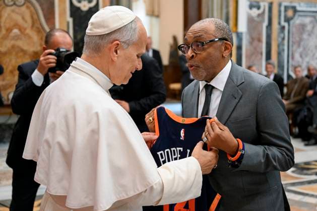 ITALY - POPE LEO XIV DURING A SPECIAL AUDIENCE WITH THE WORLD OF CINEMA AT THE APOSTOLIC PALACE AT THE VATICAN - 2025 11 15 Italy, Rome, Vatican, 2025 11 15. Pope Leo XIV greets greets Spike Lee during a special audience with the World of Cinema, at the Apostolic Palace, Vatican City. The Pope received a delegation of international actors, filmmakers and scriptwriters to deepen the dialogue between the Church and the world of cinema EDITORIAL USE ONLY - NO BOOKS Copyright: xVATICANxMEDIAx