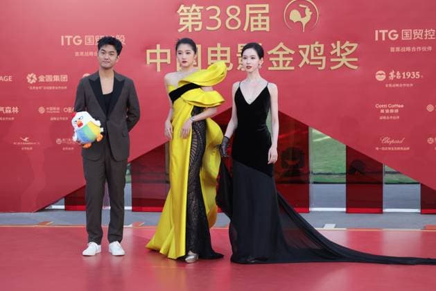 XIAMEN, CHINA - NOVEMBER 15: Actress Guan Xiaotong (C) and actress Chen Duling (R) arrive at the red carpet for the closing ceremony during the 38th China Golden Rooster Awards on November 15, 2025 in Xiamen, Fujian Province of China.  Copyright: xVCGx 111604064716