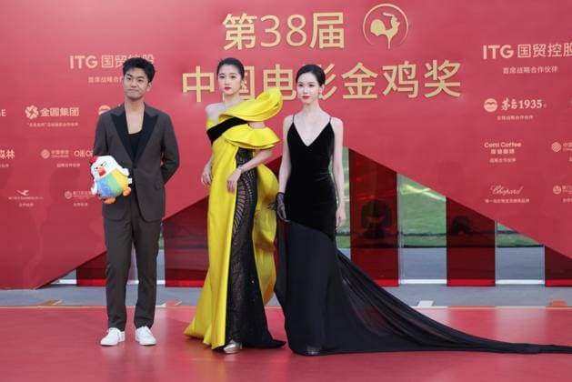 XIAMEN, CHINA - NOVEMBER 15: Actress Guan Xiaotong (C) and actress Chen Duling (R) arrive at the red carpet for the closing ceremony during the 38th China Golden Rooster Awards on November 15, 2025 in Xiamen, Fujian Province of China.  Copyright: xVCGx 111604064726