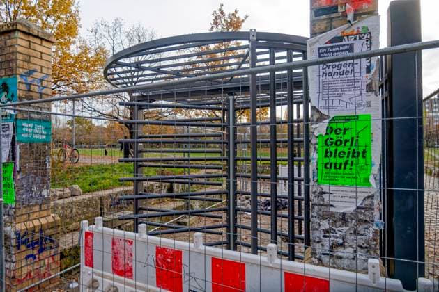 Görlitzer Park, Görli, turnstile, entrance Görlitzer Strasse The revolving door was stolen for a short time and sunk in the Lohmühlenkanal Görlitzer Park is to be fenced in by the end of the year 16 lockable ga
