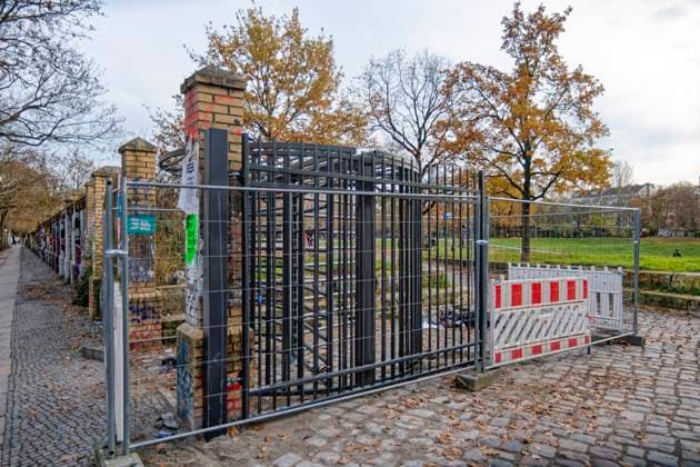 Görlitzer Park, Görli, turnstile, entrance Görlitzer Strasse The revolving door was stolen for a short time and sunk in the Lohmühlenkanal Görlitzer Park is to be fenced in by the end of the year 16 lockable ga