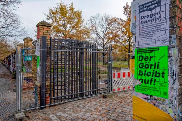 Görlitzer Park, Görli, turnstile, entrance Görlitzer Strasse The revolving door was stolen for a short time and sunk in the Lohmühlenkanal Görlitzer Park is to be fenced in by the end of the year 16 lockable ga