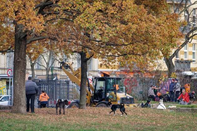 Görlitzer Park, Görli, turnstile, entrance Görlitzer Strasse The revolving door was stolen for a short time and sunk in the Lohmühlenkanal Görlitzer Park is to be fenced in by the end of the year 16 lockable ga