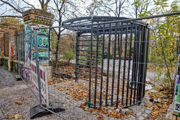 Görlitzer Park, Görli, turnstile, entrance Görlitzer Strasse The revolving door was stolen for a short time and sunk in the Lohmühlenkanal Görlitzer Park is to be fenced in by the end of the year 16 lockable ga