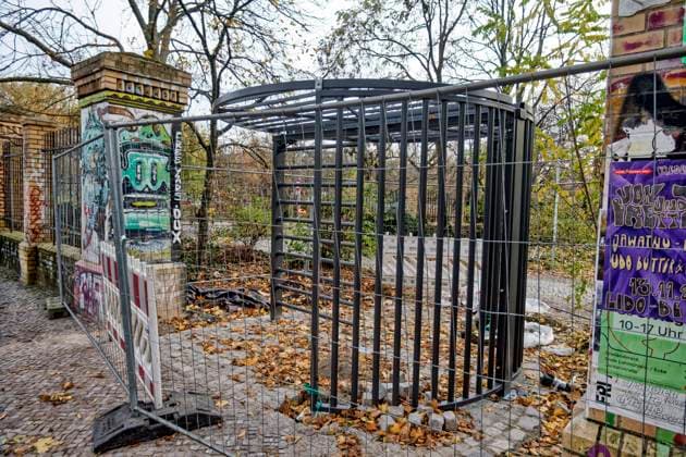 Görlitzer Park, Görli, turnstile, entrance Görlitzer Strasse The revolving door was stolen for a short time and sunk in the Lohmühlenkanal Görlitzer Park is to be fenced in by the end of the year 16 lockable ga
