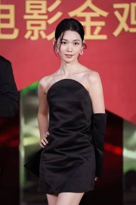 XIAMEN, CHINA - NOVEMBER 15: Singer actress Duan Aojuan arrives at the red carpet for the closing ceremony during the 38th China Golden Rooster Awards on November 15, 2025 in Xiamen, Fujian Province of China.  Copyright: xVCGx 111604093416