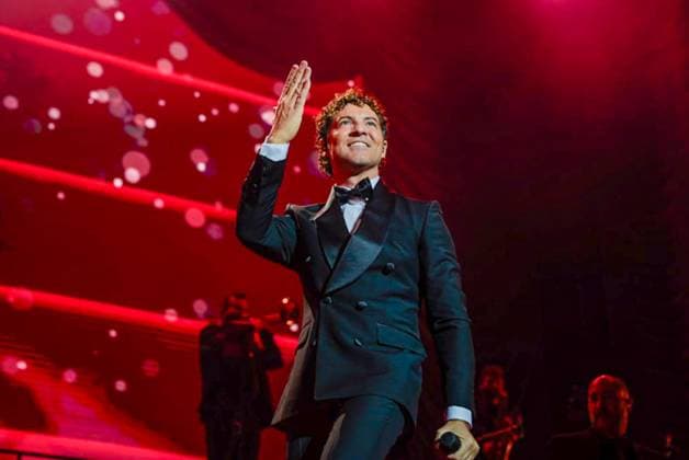 David Bisbal opens in Almeria his Christmas tour Todo es posible en Navidad The singer David Bisbal during his performance tonight in the tour Todo es posible en Navidad On November 15, 2025 in Almeria, Andalucía Spain Almerias Plaza de Toros hosts the concert with which David Bisbal kicks off his new tour Todo es posible en Navidad The artist from Almeria returns to his homeland to open a series of special performances for the Christmas holidays 15 NOVEMBER 2025 Marian Leó Almeria, Andalucia Almeria, Andalucia Espana  Copyright: xMarianxLeonx 7103915