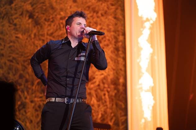Dani Martin Performs At The Movistar Arena in Madrid - 15 Nov 2025 Singer Dani Martin performs live during his concert at the Movistar Arena in Madrid. Madrid Spain Copyright: xAtilanoxGarciax xSOPAxImagesx photo00456