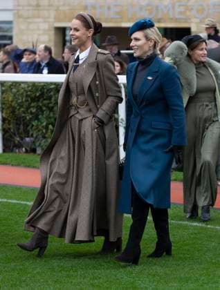 . 15 11 2025. Cheltenham, United Kingdom. Zara Tindall and fashion designer Jade Holland Cooper at the Super Saturday meeting at Cheltenham Racecourse, United Kingdom.  xi-Imagesx IIM-26379-0014