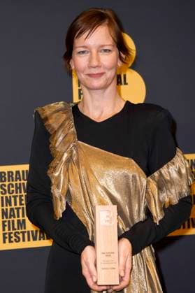 Sandra Hüller with the main prize Die Europa at the award ceremony of the 39 Braunschweig International Film Festival at the Staatstheater Braunschweig, 15 11 2025 Foto:xC.xNiehausx xFuturexImagex biff_5115