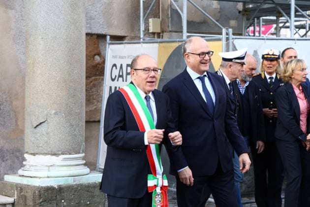 Rome, Italy: Rome, actor Carlo Verdone celebrates his 75th birthday with the honor of being Mayor of Rome for a Day. Pictured: Carlo Verdone, Roberto Gualtieri Rome Italy  - ZUMAp169 20251117_zea_p169_105 Copyright: xPieroxTenaglix