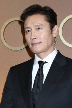November 16, 2025, Los Angeles, Ca, USA: LOS ANGELES - NOV 16: Lee Byung-hun at the 2025 Governors Awards at the Ray Dolby Ballroom on November 16, 2025 in Los Angeles, CA Los Angeles USA - ZUMAnc22 20251116_zaa_nc22_138 Copyright: xKathyxHutchinsx