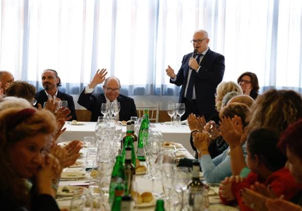 November 17, 2025, Rome, Rome, Italy: Carlo Verdone is Mayor for a Day. Lunch is held at the Cassia Senior Center. Pictured is Carlo Verdone s 75th birthday and Mayor Roberto Gaultieri. Rome, Italy 17 November 2025 Rome Italy  - ZUMAa289 20251117_zia_a289_014 Copyright: xPressxOffice Agfx
