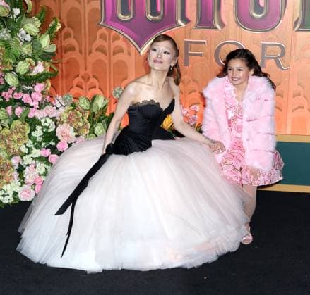 Wicked: For Good New York Premiere Ariana Grande and Scarlett Spears attending the Wicked: For Good New York Premiere held at the David Geffen Hall on November 17, 2025 in New York City, NY New York City David Geffen Hall NY USA Copyright: xStevenxBergman AFF-USA.COMx