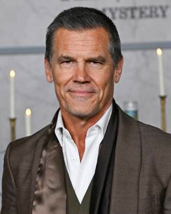 November 17, 2025, Los Angeles, California, USA: American actor JOSH BROLIN, 57, attends Los Angeles red carpet premiere of Wake Up Dead Man: A Knives Out Mystery Los Angeles USA - ZUMAb173 20251117_aap_b173_007 Copyright: xBillyxBennightx