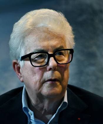 Ken Follett At Public Interview - Paris Ken Follett speaks during a public interview at Theatre de la Madeleine in Paris, France on 17 November 2025. The event is held on the occasion of the release of his new novel Le Cercle des Jours. Photo by Alain Apaydin ABACAPRESS.COM Paris France  Copyright: xApaydinxAlain ABACAx