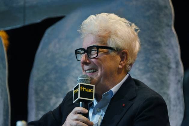 Ken Follett At Public Interview - Paris Ken Follett speaks during a public interview at Theatre de la Madeleine in Paris, France on 17 November 2025. The event is held on the occasion of the release of his new novel Le Cercle des Jours. Photo by Alain Apaydin ABACAPRESS.COM Paris France  Copyright: xApaydinxAlain ABACAx