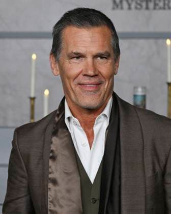 November 17, 2025, Los Angeles, California, USA: American actor JOSH BROLIN, 57, attends Los Angeles red carpet premiere of Wake Up Dead Man: A Knives Out Mystery Los Angeles USA - ZUMAb173 20251117_aap_b173_031 Copyright: xBillyxBennightx