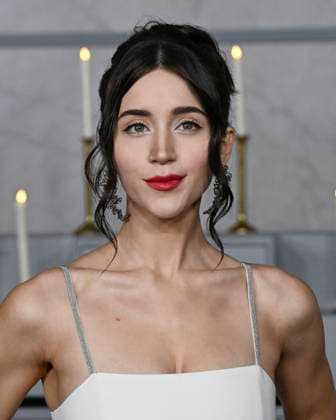 November 17, 2025, Los Angeles, California, USA: American actress CAYLEE COWAN, 27, attends Los Angeles red carpet premiere of Wake Up Dead Man: A Knives Out Mystery Los Angeles USA - ZUMAb173 20251117_aap_b173_040 Copyright: xBillyxBennightx