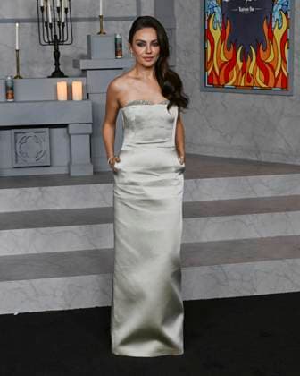 November 17, 2025, Los Angeles, California, USA: Ukrainian-born American actress and model MILA KUNIS, 42, attends Los Angeles red carpet premiere of Wake Up Dead Man: A Knives Out Mystery Los Angeles USA - ZUMAb173 20251117_aap_b173_038 Copyright: xBillyxBennightx