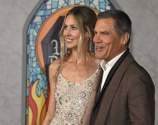 ˜Wake Up Dead Man: A Knives Out Mystery™ Premiere Kathryn Boyd Brolin and Josh Brolin arriving to Netflix™s Wake Up Dead Man: A Knives Out Mystery Los Angeles premiere held at the Academy Museum of Motion Pictures on November 17, 2025 in Los Angeles, Ca. Los Angeles Academy Museum of Motion Picture California USA Copyright: xLeexWatt AFF-USA.COMx