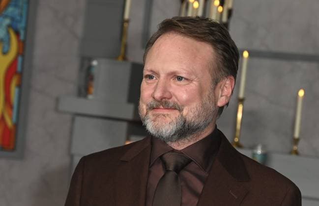 ˜Wake Up Dead Man: A Knives Out Mystery™ Premiere Rian Johnson arriving to Netflix™s Wake Up Dead Man: A Knives Out Mystery Los Angeles premiere held at the Academy Museum of Motion Pictures on November 17, 2025 in Los Angeles, Ca. Los Angeles Academy Museum of Motion Picture California USA Copyright: xLeexWatt AFF-USA.COMx