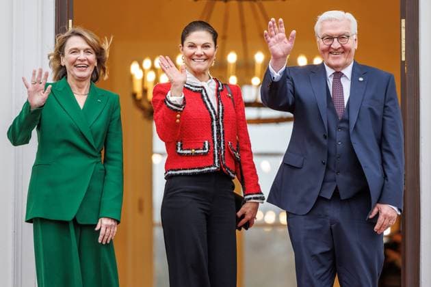 Steinmeier welcomes Crown Princess Victoria of Sweden German President Frank Walter Steinmeier and his wife Elke Büdenbender welcome Crown Princess Victoria of Sweden at Bellevue Palace on 18 11 25 in Berlin Berlin Berlin Germany Bellevue Palace