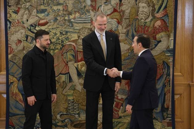 The King receives Zelenski at La Zarzuela I D The President of Ukraine, Volodimir Zelenski, and King Felipe VI greet the Minister of Foreign Affairs, European Union and Cooperation, José Manuel Albares, at the Palace of La Zarzuela, on November 18, 2025, in Madrid Spain During his visit to Spain, the Ukrainian President will meet with the King and the President of the Government in the hope of resuming agreements to strengthen Ukraines defense against new Russian attacks, especially focused on the energy infrastructure, the Ukrainian president is to meet with the King and the Prime Minister in the hope of resuming agreements to strengthen Ukraines defense against new Russian attacks focused especially on the countrys energy infrastructure  Copyright: xAlejandroxMartinezxVÃ lezx 7108757