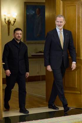 November 18, 2025, Madrid, Madrid, Spain: KING FELIPE VI of Spain receives the president of Ukraine, VOLODOMIR ZELENSKI Madrid Spain - ZUMAc260 20251118_zep_c260_005 Copyright: xMikexChicorrox