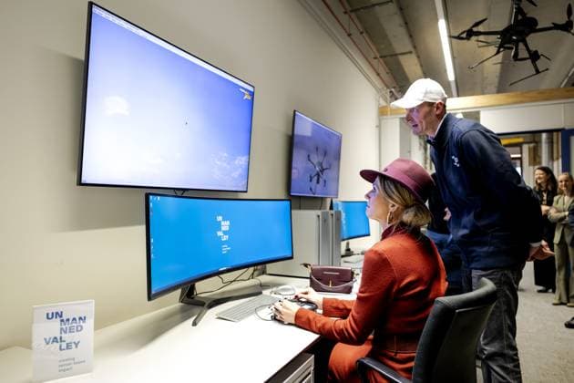KATWIJK - Queen Maxima flies a drone simulation during a tour of Unmanned Valley at the former Valkenburg Naval Air Station, where the annual report State of SMEs 2025 will also be presented. At Unmanned Valley, companies and research institutions collaborate on developing unmanned technology for civilian and military applications. ANP ROBIN VAN LONKHUIJSEN netherlands out - belgium out  Copyright: xx x542418470x originalFilename: 542418470.jpg