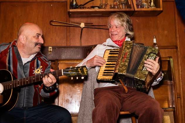 Sandro Giampietro and Helge Schneider at the press conference for the new tour Ellebogen vom Tich in the cult pub Weißer Holunder Cologne, 18 11 2025 Foto:xT.xNgox xFuturexImagex pk_schneider_5103