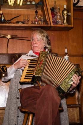 Helge Schneider at the press conference for the new tour Ellebogen vom Tich in the cult pub Weißer Holunder Cologne, 18 11 2025 Foto:xT.xNgox xFuturexImagex pk_schneider_5104
