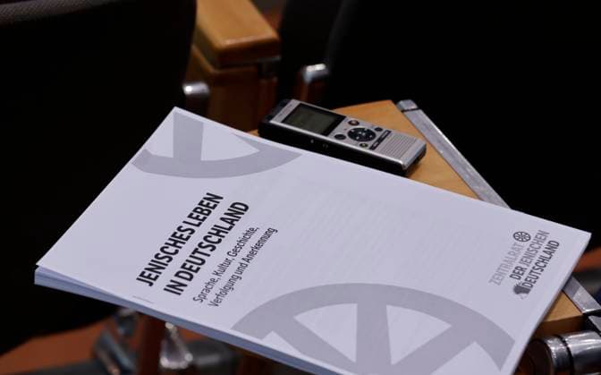 Germany, Berlin, Federal Press Conference, Jenische demand recognition as a minority in Germany