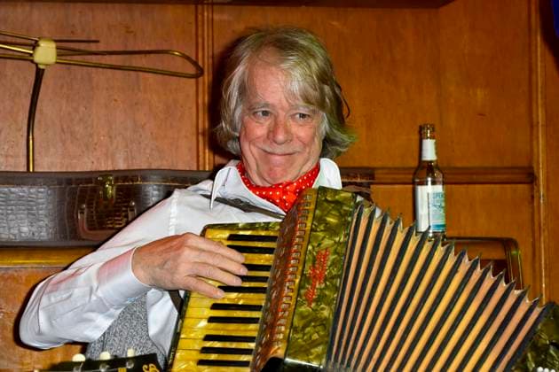 abb Helge Schneider accordion accordion the German musician, entertainer, comedian presents his program for the tour 2026 Ellenbogen vom Tisch at a PK press conference in the restaurant Im Weissen Holunder on 18 11 2025 in Cologne NRW Germany