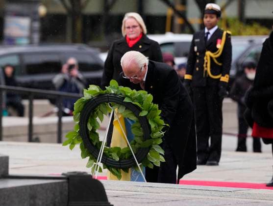 November 18, 2025, Ottawa, On, CANADA: Sweden s King Carl XVI Gustaf participates in a wreath laying at the Tomb of the Unknown Soldier at the National War Memorial during a visit in Ottawa, on Tuesday, Nov. 18, 2025. Ottawa CANADA  - ZUMAc35_ 20251118_zaf_c35_037 Copyright: xJustinxTangx