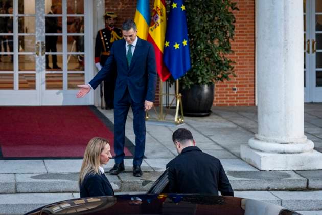Spanish prime minister Pedro Sanchez meets Ukrainian prime minister Volodymyr Zelensky in Madrid, Spain Spanish prime minister Pedro Sanchez (L) welcomes the Ukrainian prime minister Volodymyr Zelensky (R) during the official visit at the headquarters of the Spanish government in Palacio de la Moncloa, Madrid. Madrid Palacio de la Moncloa Madrid Spain Copyright: xAlbertoxGardinx AGardin_20251118_Pol_Sanchez_Zelensky_0029
